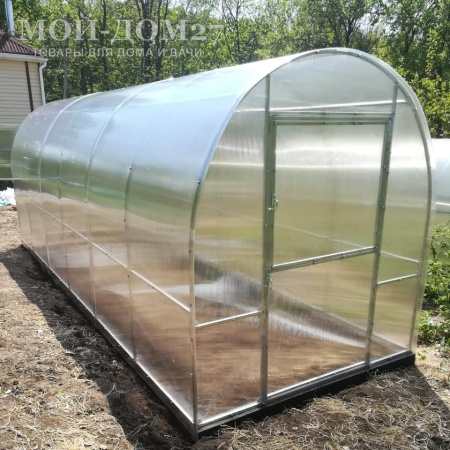 Теплица Трубная Двушка 2х6 метров с поликарбонатом | Мой-Дом27 | Каркас изготовлен из оцинкованной замкнутой трубы 20*20 мм.<br>
 <b>Ширина - 2 метра</b>. Высота - 2,15 метра. Длина 6 метров.<br>
 Выдерживаемая снеговая нагрузка - 100 кг/м2. Выдерживаемая ветровая нагрузка - до 22 м/с.<br>
 Расстояние между дугами 1 метр. <b>Толщина металла дуг 1,2 мм</b>. Ширина двери 0,96 метра.<br>